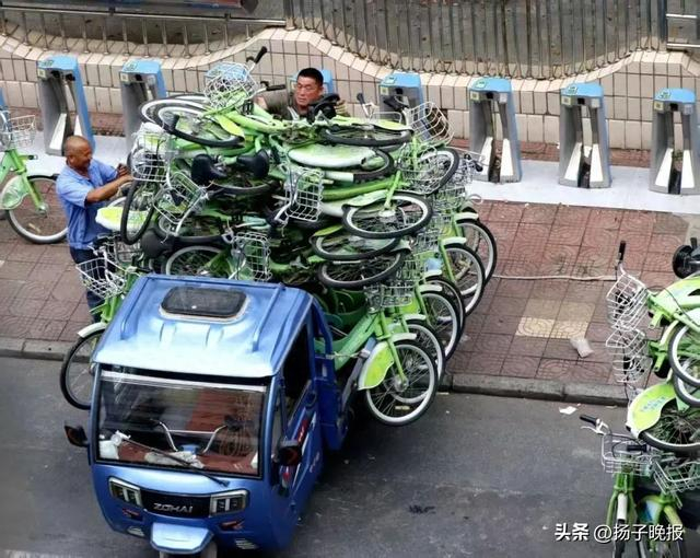 阜阳一些市民发现街头的“小绿”及锁车器等正在撤离或拆除。颍州晚报 图