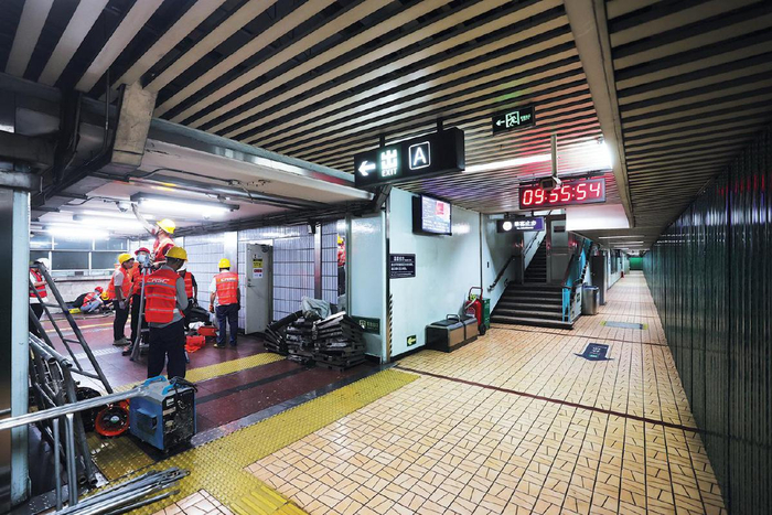 6月2日，工人们拆除车站内设施。