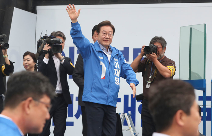 2025年6月2日，韩国共同民主党候选人李在明在首尔参加竞选活动。新华社记者 姚琪琳 摄