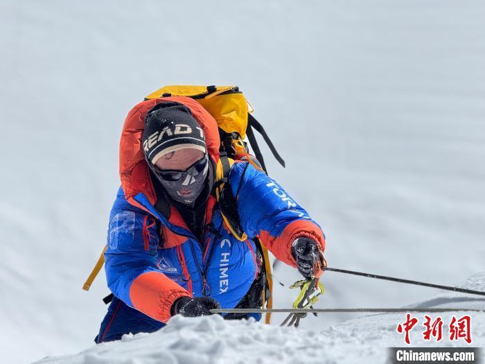 近日�，登山团队成员攀登珠穆朗玛峰�。一副眼镜张馨苑供图
