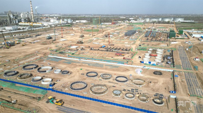 庆阳同欣50万吨/年轻烃深加工项目建设现场（央广网发  盘小美  摄）