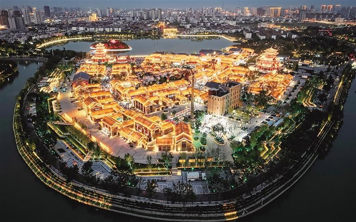 夜幕降临，南川老街灯火通明、美轮美奂。