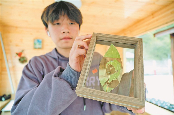     金山鹿苑景区的树叶雕刻产品。