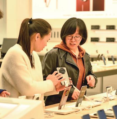     江西宜春市袁州区，消费者在选购国产手机。周亮摄/光明图片