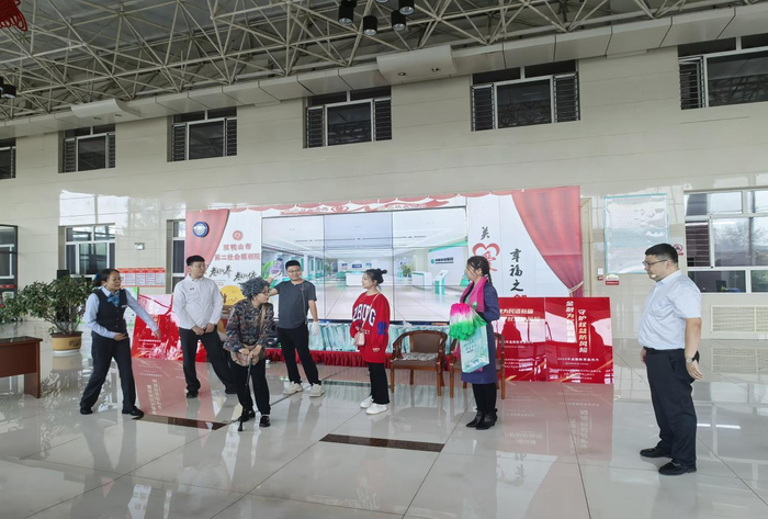 中国农业银行双鸭山分行走进养老院，通过文艺汇演形式向老年群体普及金融知识，提升老年群体防骗反诈技能。