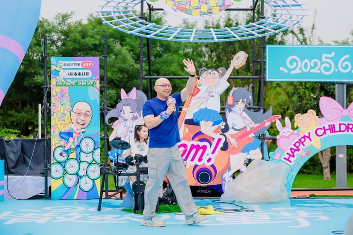 图为凯叔讲故事创始人凯叔在撒欢儿童节现场