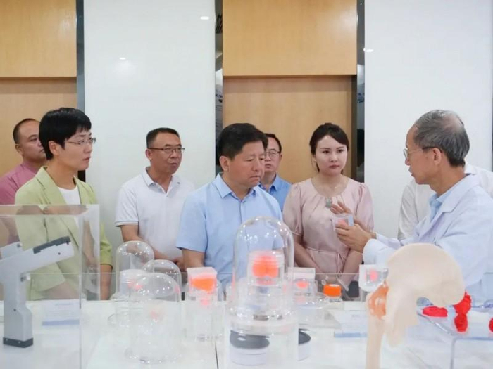 △ 陈慧敏教授向山东东营经开区领导介绍3D打印技术