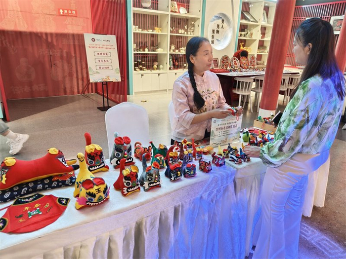 5月31日，游客在河北博物院非遗会客厅体验布老虎制作技艺。 河北省群艺馆供图