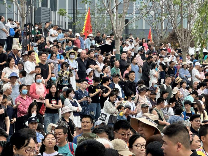 5月31日上午，北运河畔，市民观看龙舟赛。新京报记者 王巍 摄