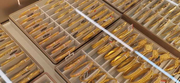 这是北京一家店铺售卖的“金包银”手镯。新华社记者任军 摄