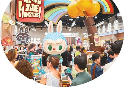 顾客在泡泡玛特泰国曼谷LABUBU主题店购物。马涛摄
