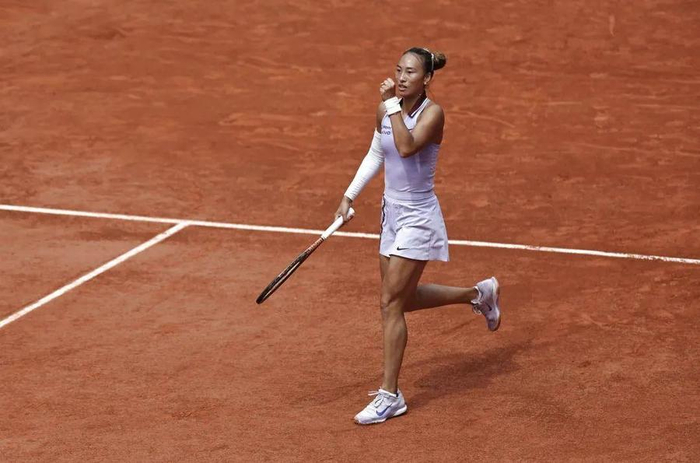 6月1日，郑钦文在比赛中庆祝得分。新华社记者李京 摄