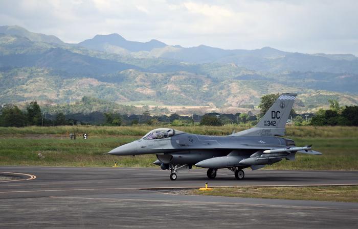 (资料图)2019年1月,驻韩美军F-16C飞抵菲律宾巴沙空军基地,准备与菲空军进行联合训练 美国空军