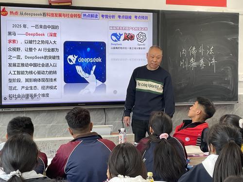 ▲2024年�，昌都一高
，陈云正在给学生们上课。受访者供图