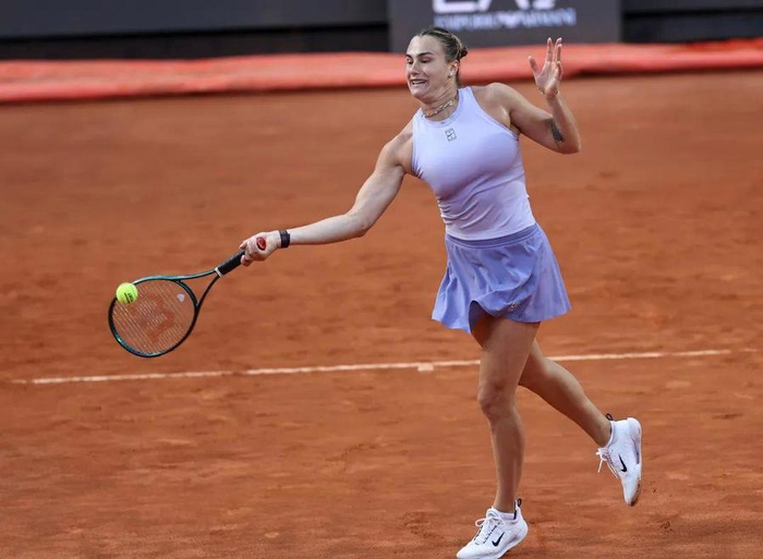 WTA1000网球罗马站女单四分之一决赛中的萨巴伦卡。新华社记者李京 摄