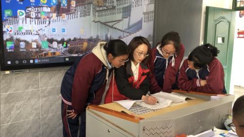 ▲2024年，昌都一高，杨双燕正在给学生们讲题。受访者供图