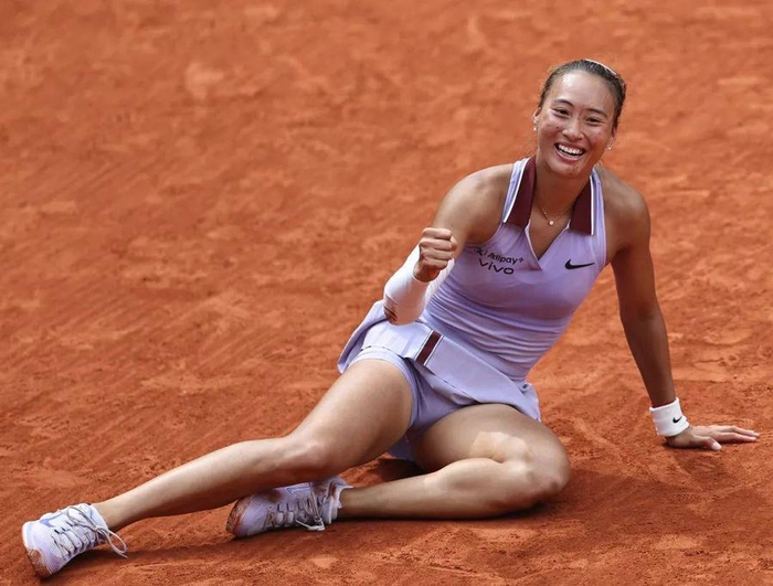 6月1日，郑钦文首进法网女单八强，庆祝胜利。新华社记者李京 摄