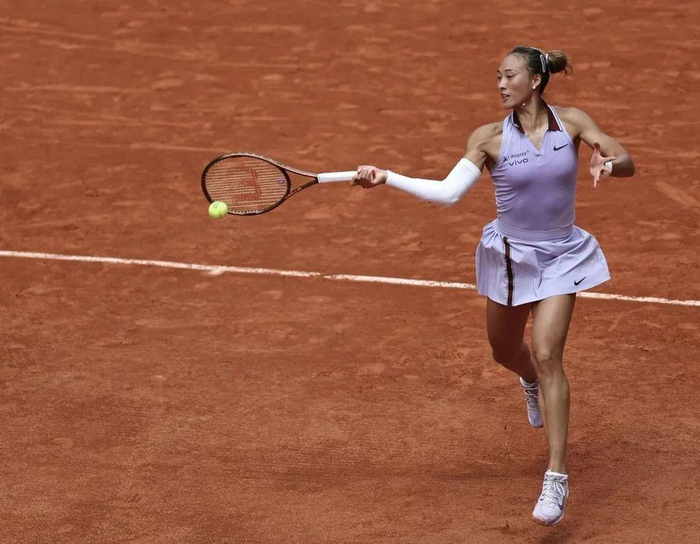 6月1日，郑钦文在比赛中回球。新华社记者李京 摄