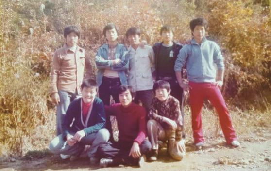 △工厂打工时期的李在明（第一排右一）。（图源：韩国《中央日报》）