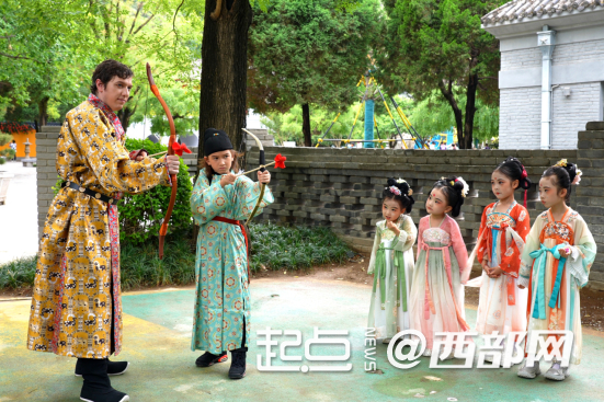 中外游客在华清宫互动体验。