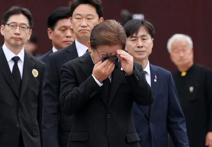 2025年5月23日,韩国庆尚南道峰下村,李在明(中)悼念前总统卢武铉。图/澎湃影像