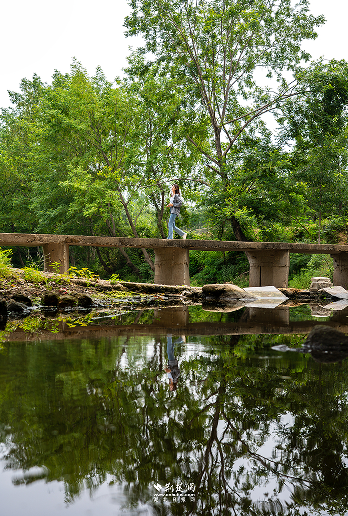 步入三道河村，小桥流水潺潺，乡村绿意盎然，对于久居都市的人来说，是休闲好去处。记者刘建维摄