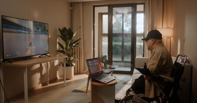 受试者术后一个月脑控玩赛车游戏（图/阶梯医疗）