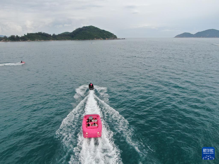   游客在海南万宁神州半岛体验海上游玩项目（2025年1月15日摄）。 新华社发