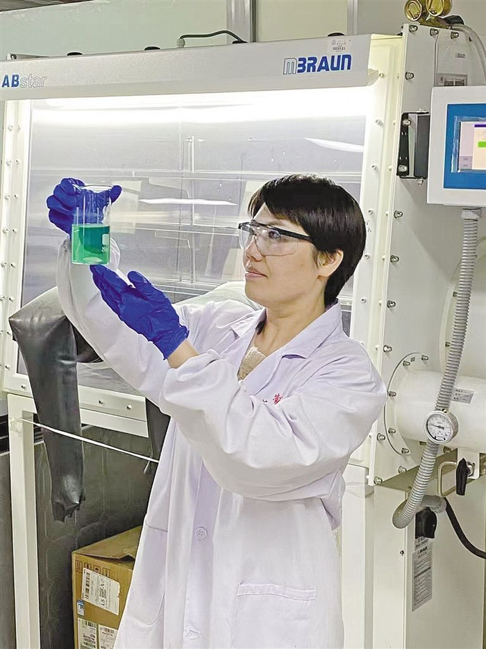 内蒙古大学化工学院教授王蕾在实验室开展光电催化制氢研究。