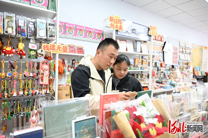 近日，在大境门景区的一家文创店里，游客正在选购文创产品。 河北日报见习记者 屈玉琪摄