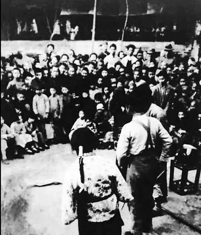     “孩子剧团”在街头宣传抗日