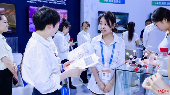 ▲如凤凰再生公司工作人员在第二十届西博会介绍产品