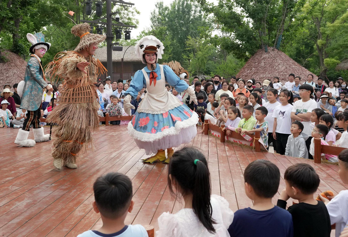 5月31日，秦皇岛市北戴河新区渔田七里海度假区的演员在为游客表演节目《稻草人和他的朋友们》。 新华社记者 杨世尧摄