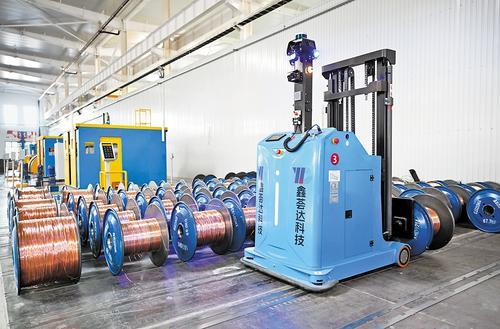     5月19日，宁晋县鑫荟达科技（邢台）有限公司，自动导引运输车在线缆共享车间工作。    本组图片由本报记者赵永辉摄