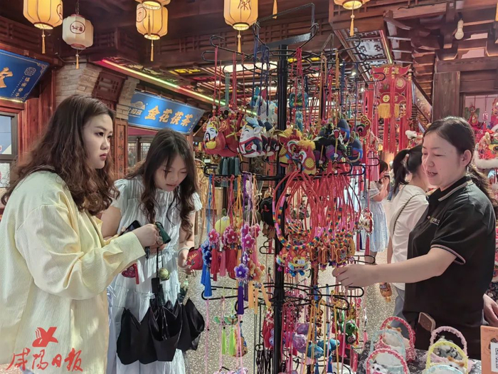5月30日，游客在福园巷子购买香包。