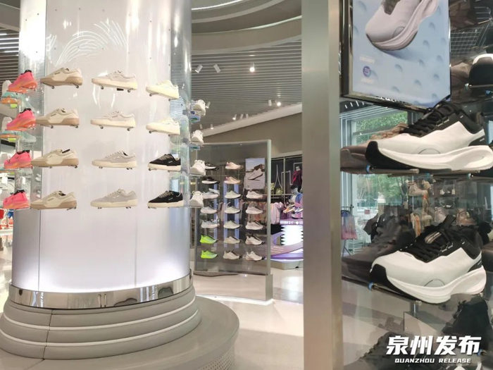图为安踏展厅内展示的产品（王宇静 摄）