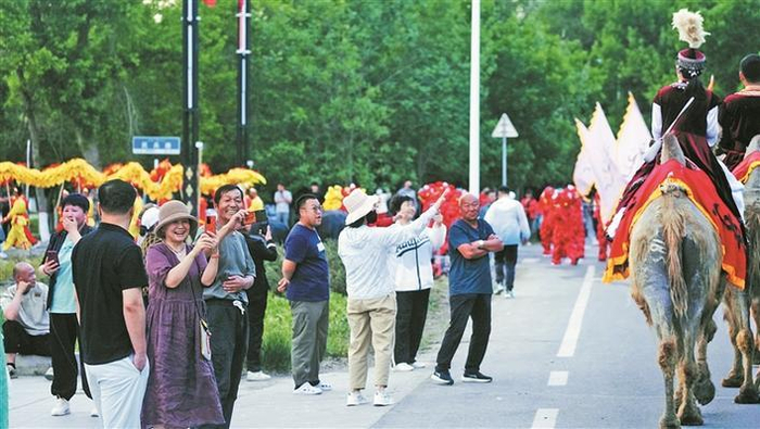     5月25日，在十师一八五团举办的马术巡游表演，吸引了各地游客和职工群众观赏。    兵团日报全媒体记者  王志清  摄