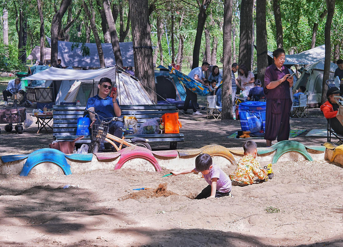 顾乡公园共享绿地旁的儿童游戏区