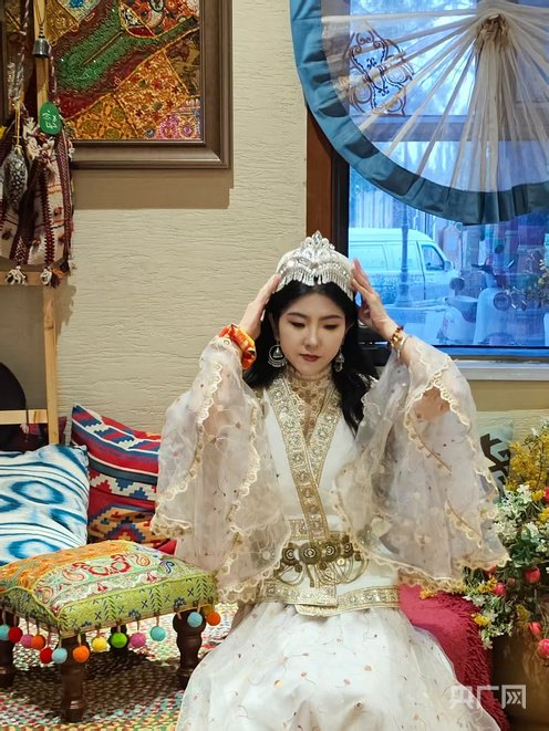 体验旅拍的游客  （央广网记者丁安  摄）