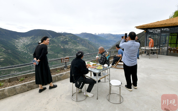 5月28日中午，李萍正在和客人交流如何改进餐食。  摄影 华小峰