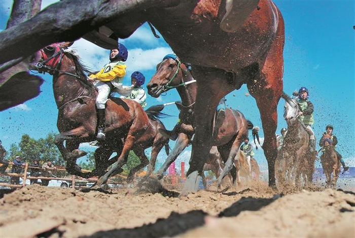     5月27日，骑手们在赛场上激烈角逐。    兵团日报全媒体记者  王志清  摄