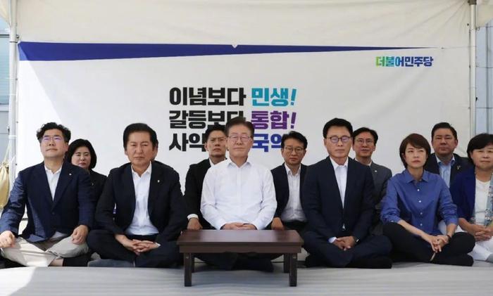 2023年8月31日,韩国首尔,李在明(中)宣布开始“无限期”绝食,抗议总统尹锡悦的施政。图/澎湃影像