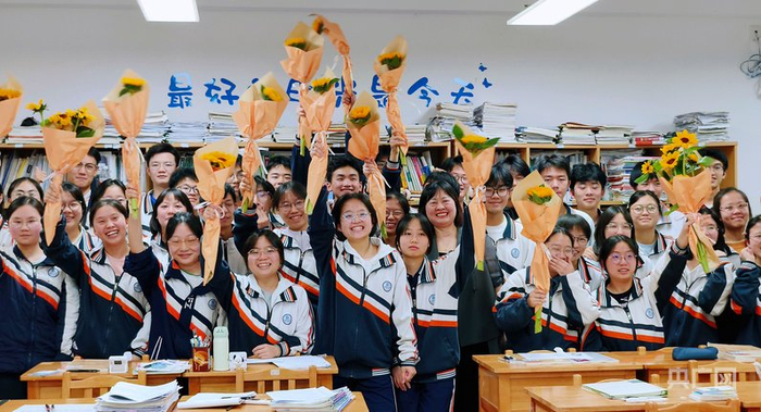 大家一起合照为高考加油（央广网记者  栾小琳  摄）
