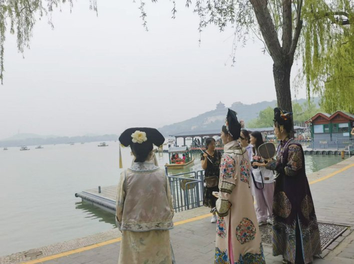 　　图为身着古装的游客在颐和园打卡。