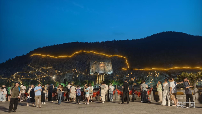 游客在礼佛台上拍照打卡（央广网记者  郝振青  摄）