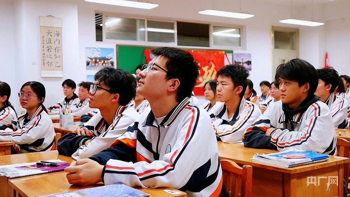 同学们认真聆听（央广网记者  任振国  摄）