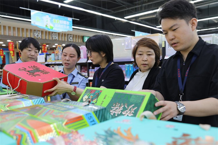 端午节前夕，甘州区纪委监委联合区市场监管局开展监督检查。（朱玉琢 摄）