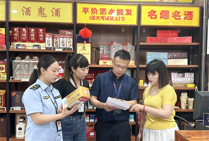 端午节前夕，甘州区纪委监委联合区市场监管局开展监督检查。（王子瑜 摄）