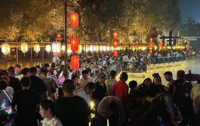 图为游客等待观看太行水镇打铁花表演。