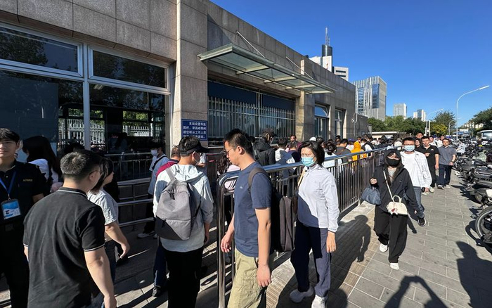 地铁八宝山站D口外，乘客在导流围栏内排队等候。新京报记者 王贵彬 摄